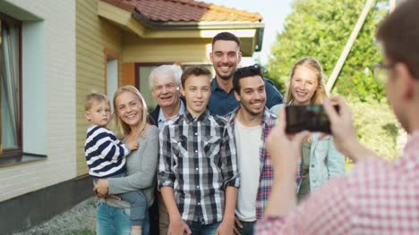 Man-Taking-Outdoor-Photos-of-His-Big-Family.