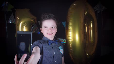 4K-partido-10-cumpleaños-muchacho-tomar-Selfie-en-teléfono
