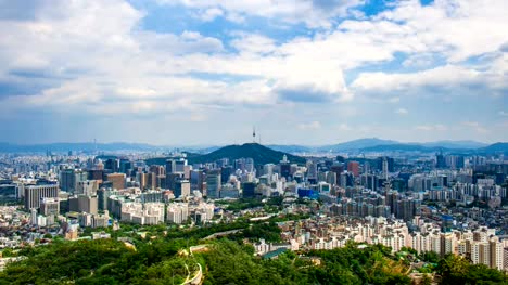 Lapso-de-tiempo-del-paisaje-urbano-en-Seúl-con-el-cielo-azul-y-la-torre-de-Seúl.