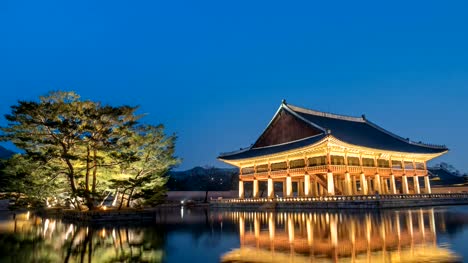 Kyeonghoe-ru-pavilion-in-Gyeongbokgung-Palace-timelapse,-Seoul,-South-Korea,-4K-time-lapse
