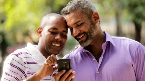 Glücklich-Lgbt-Gay-paar-betrachten-von-Bildern-auf-dem-Handy