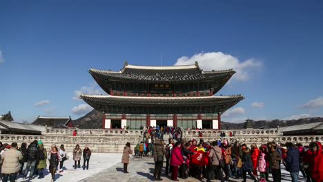 Invierno-paisaje-hyper-olvido-personas-recorriendo-el-Palacio-Gyeongbokgung,-Corea-Corea.