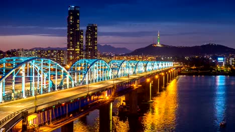 Zeitraffer-der-Innenstadt-Stadtbild-am-Dongjak-Brücke-und-Seoul-Tower-über-Han-Fluss-in-Seoul,-Südkorea.