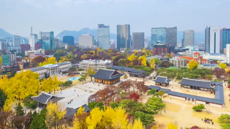 Otoño-de-timelapse-de-Deoksugung-Palacio-Real-y-Ayuntamiento-de-Seoul-en-Seúl,-Corea-del-sur.