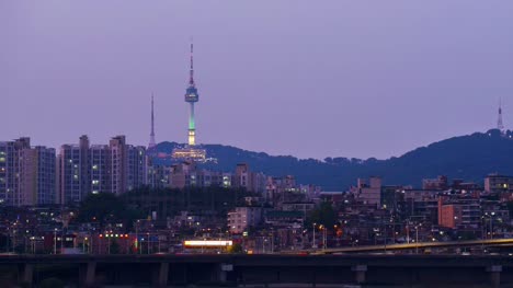 Lapso-de-tiempo-en-la-ciudad-de-Seúl-y-la-montaña-Namsan,-Korea.zoom-de-sur-a