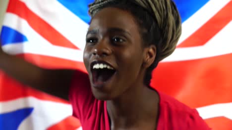 UK-junge-schwarze-Frau-feiert-mit-UK-Flagge