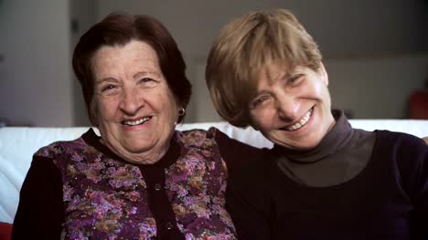 Familienfoto:-ältere-Mutter-mit-Reife-Tochter-lachen