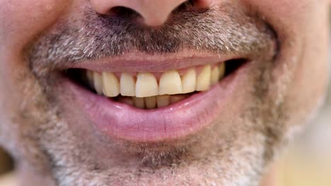 Close-Up-de-sonreír-los-dientes-del-hombre-de-la-edad-media