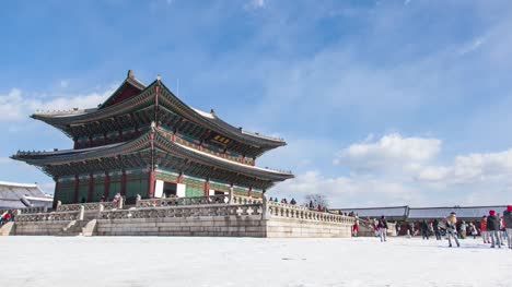Winter-Landschaft-Zeitraffer-von-Menschen-touring-Korea-Gyeongbokgung-Palace.