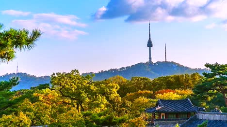 4K-Time-Lapse-Ansicht-der-Seoul-Tower-im-Herbst-Wahrzeichen-der-Stadt-Seoul-Südkorea