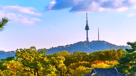 4K-Time-Lapse-Ansicht-der-Seoul-Tower-im-Herbst-Wahrzeichen-der-Stadt-Seoul-Südkorea