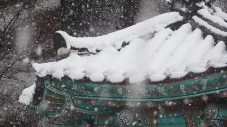Fallender-Schnee-über-koreanische-traditionelle-Hausdach-in-Gangneung,-Provinz-Gangwon-do