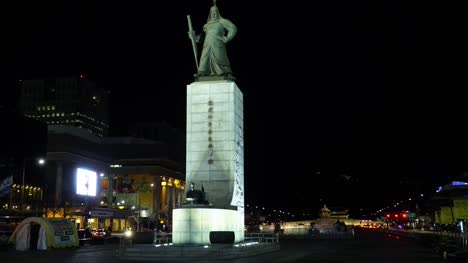 Plaza-de-Gwanghwamun-Corea-General-Lee-Sunshin-Seúl-noche-vueltas-gran-iluminación