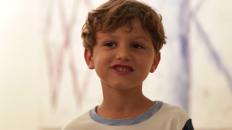 Schüchtern-und-schüchterne-Kind-Portrait-lächelnd-zu-Kamera-mit-Mund-voller-Lebensmittel-locker-und-offen-in-4K