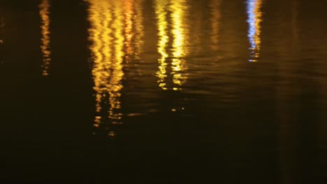 Escena-de-noche-de-Gwangyang,-Corea-de-reflexión-de-la-luz-en-ondas-de-agua