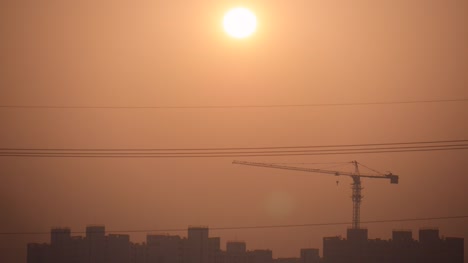 Wenn-die-Sonne-über-Industrie-Stadt-in-Asien