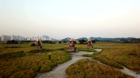 Antenne,-Nahaufnahme,-fliegen-neben-hölzerne-Windmühle-bei-Incheon-Seoul,-South-Korea