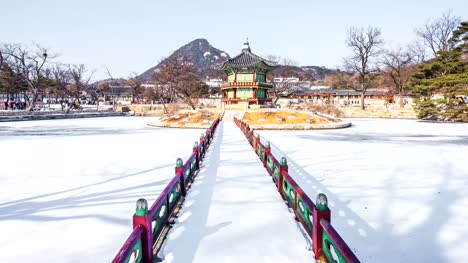 Lapso-de-tiempo-la-nieve-de-invierno-del-Palacio-de-Gyeongbok-en-Seúl,-Corea-del-sur