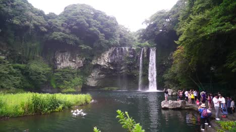 Viele-Touristen-in-Jeju-Insel-2016-Sept.6th-Cheonjiyeon-Falls