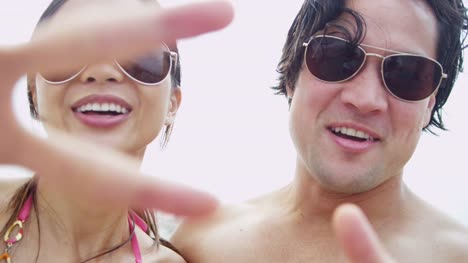 Porträt-asiatische-chinesische-junge-Paar-Sonnenbrillen-Dreharbeiten-selfie