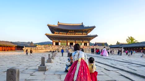 Hiper-lapso-de-turistas-pululando-por-Palacio-de-Gyeongbokgung-en-Seúl,-Corea-del-sur