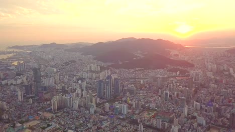 Aerial-View-Sonnenuntergang-am-Busan-Großstadt-Cityscape-von-Südkorea