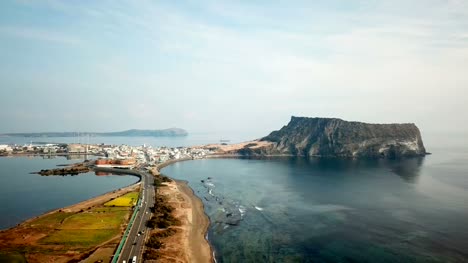 Luftbild-Sonnenaufgang-am-Seongsan-Ilchulbong,-Insel-Jeju,-Südkorea