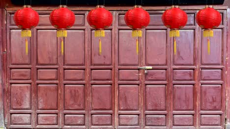 Chinesisches-Neujahr-Laternen-auf-hölzerne-Falttür