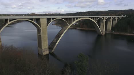 Puente-de-hormigón-sobre-el-río.-Exterior-de-arquitectura-puente-sobre-el-río.