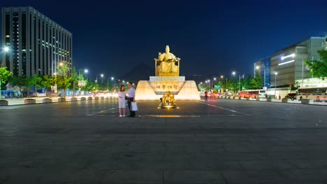 La-estatua-de-Rey-Sejong-en-la-noche-en-Seúl,-Corea-del-sur.-4k-Timelapse