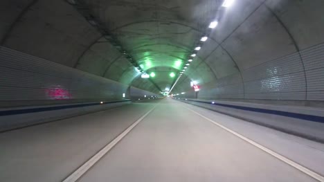Vista-de-timelapse-del-Tohamsan-conducción-túnel-en-Corea-del-sur