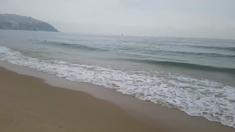 Playa-de-Haeundae-de-invierno-nublado-lluvioso