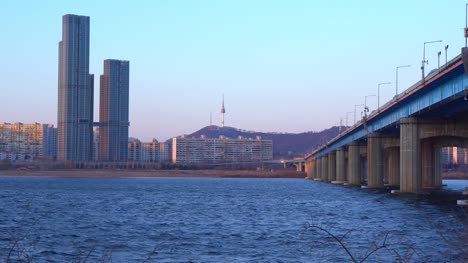 Seoul-City-Skyline-bei-Dongjak-Brücke-und-Fluss-Han-in-Seoul,-Südkorea.