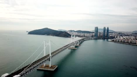 Gwangan-Brücke-und-Haeundae-Luftbild-bei-Sonnenaufgang,-Busan,-Südkorea.