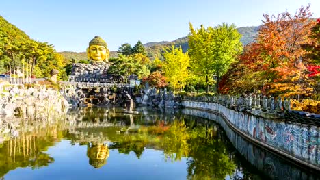 Buddha-Statue-im-Wawoo-Tempel,-Yong-in-Korea-Zeit-verfallen-Herbst