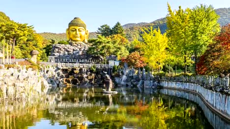 Otoño-de-lapso-de-tiempo-de-estatua-de-Buda-en-templo-de-Wawoo,-Yong-in,-Corea
