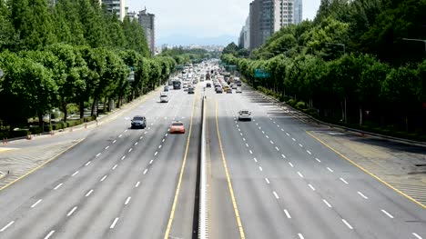 Zeitraffer.-Autos-bewegen-reibungslos-ohne-Verkehr-in-Seoul,-Korea.