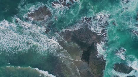 Raue-Seewellen-schlagen-Felsen-Slow-Motion-capture-eine-Luftaufnahme