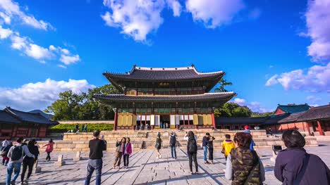 Time-lapse-tourist-at-changgyeonggung-palace-South-Korea