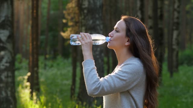 Schöne-Frau-Trinkwasser-im-park
