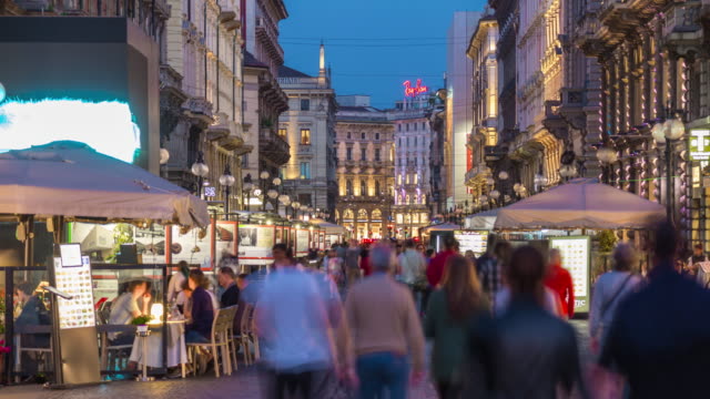 Italien-Mailand-Stadt-Nacht-erleuchtet-berühmten-überfüllten-Dante-Straße-Panorama-4k-Zeitraffer