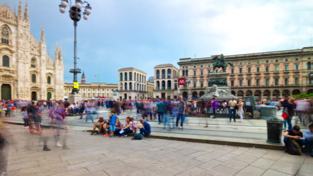 Ciudad-de-Milán-Italia-famosa-concurrida-plaza-de-la-Catedral-duomo-rotación-panorama-4k-timelapse