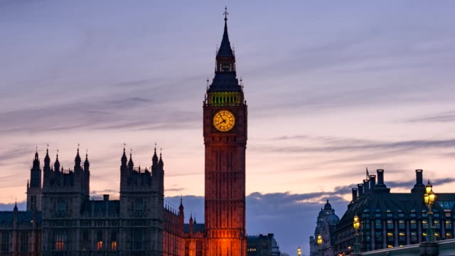 Timelapse-con-zoom-de-Elizabeth-torre-Big-Ben-en-el-Palacio-de-Westminster-al-atardecer