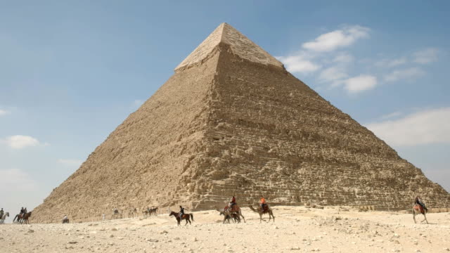 Pyramide-von-Khafre-und-Kamel-Fahrer-in-Gizeh-bei-Kairo,-Ägypten