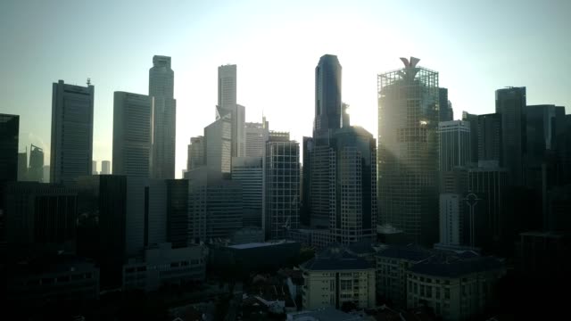 Movimiento-ascendente-y-hacia-adelante.-Imágenes-de-zángano-de-la-hermosa-mañana-del-horizonte-urbano-de-Singapur,-tienda-casas-en-Chinatown-y-rascacielos-en-el-distrito-central-de-negocios.