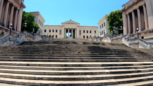 La-estatua-del-Alma-Mater-frente-a-la-Universidad-de-la-Habana,-Universidad-de-La-Habana,-entrada,-la-Habana,-Cuba