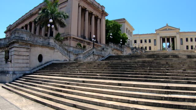 Die-Alma-Mater-Statue-vor-der-Universität-von-Havanna,-Universidad-De-La-Habana,-Eingang,-Havanna,-Kuba