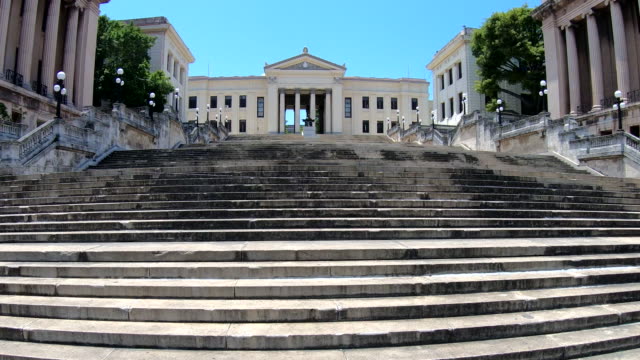 The-Alma-Mater-statue-in-front-of-the-University-of-Havana,-Universidad-de-La-Habana,-entrance,-Havana,-Cuba