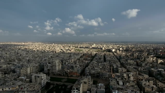 Luftaufnahme-des-zerstörten-Homs-in-Syrien-unter-den-Sonnenuntergang
