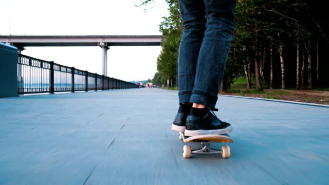 Mann-reitet-auf-eine-Skateboard-und-versucht,-einen-Trick-auf-einer-Tafel-zu-tun